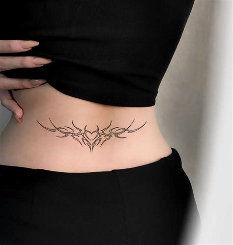 tatuajes para mujer en la espalda baja|25 irresistibles tatuajes en la espalda baja para mujer de flores